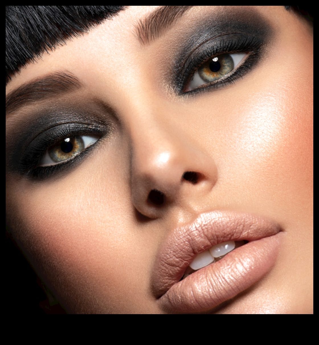 Sultry Smokey Eyes: Stăpânirea artei fardului de pleoape dramatic